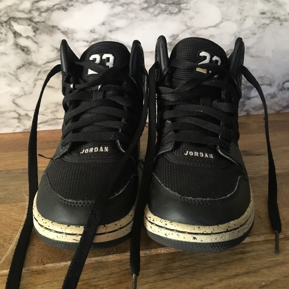 Black Nike/Jordan YOUTH (BIG Boys) size 5